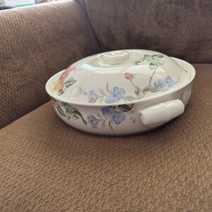 Brand new Oscar de la Renta English Tapestry dishes